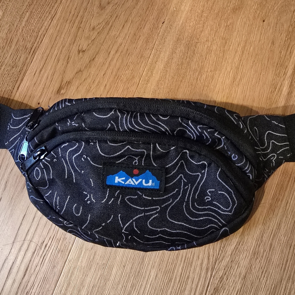 KAVU Spectator Waist Bag in Black Topo
